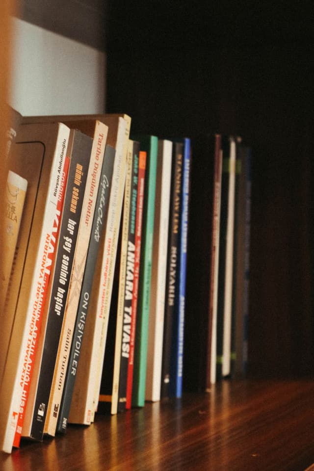 Livros jurídicos na estante