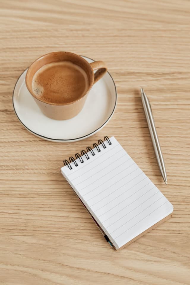 Bloco de anotações e café sobre a mesa