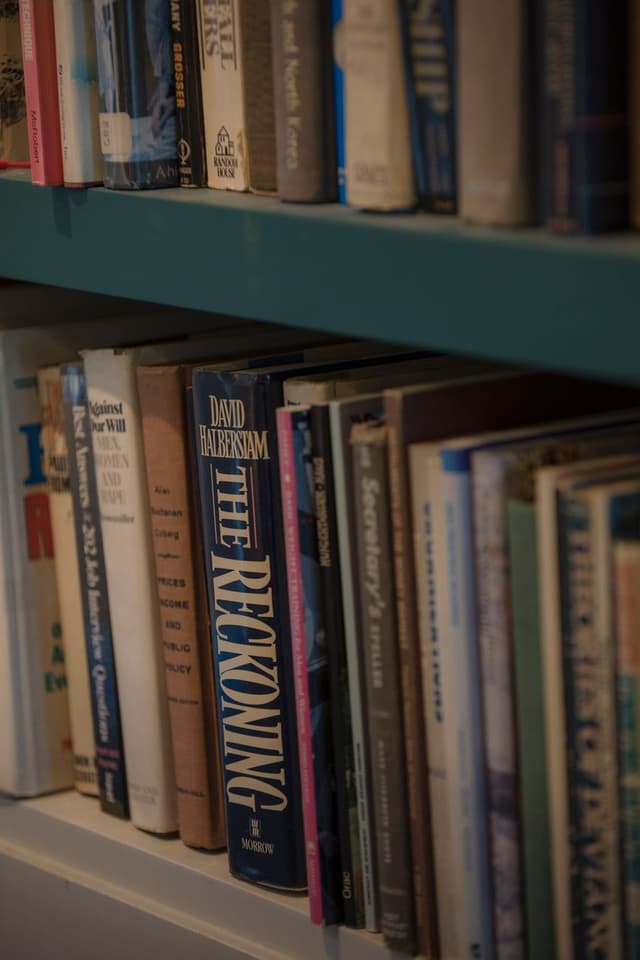 Estante com livros jurídicos