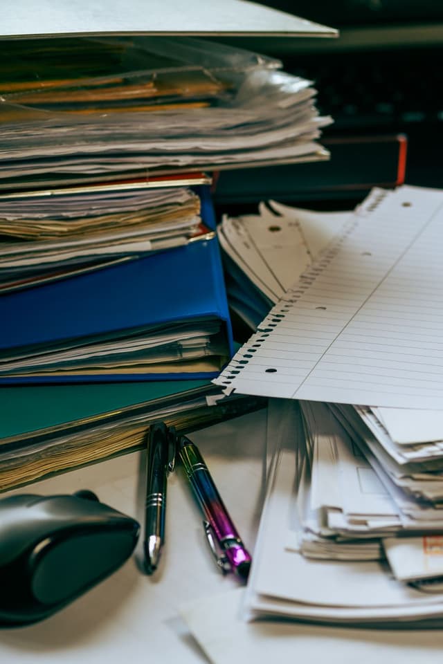 Documentos organizados sobre a mesa