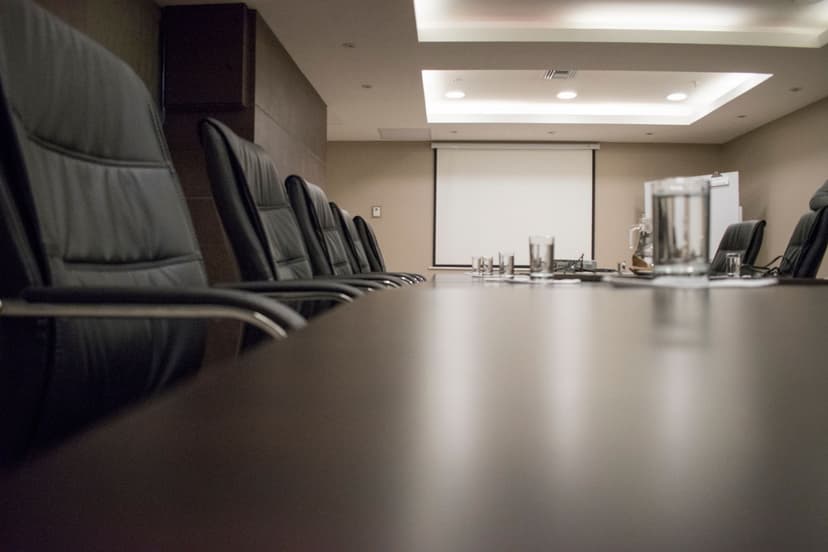Sala de reuniões preparada para atendimento